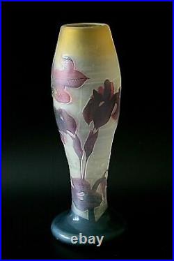 Ancien Vase En Verre D'irise Art Nouveau Dans Le Manoir De Galle