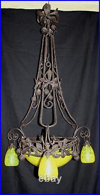 Ancien lustre Art Nouveau, fer forgé décor marron et pâte de verre jaune Ancien lustre Art Nouveau, fer forgé décor marron et pâte de verre jaune