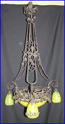 Ancien lustre Art Nouveau, fer forgé décor marron et pâte de verre jaune Ancien lustre Art Nouveau, fer forgé décor marron et pâte de verre jaune