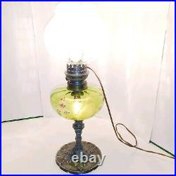 Art Nouveau Lampe à Pétrole Électrifiée Émaillé Pied Étain Globe Verre Soufflé