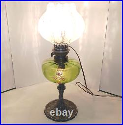 Art Nouveau Lampe à Pétrole Électrifiée Émaillé Pied Étain Globe Verre Soufflé