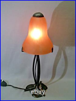 Art Nouveau Lampe à poser en fer forgé et pate de verre environ 1915