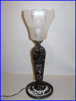 Art Nouveau Superbe petite lampe en fer forgé et tulipe en verre satiné 1915
