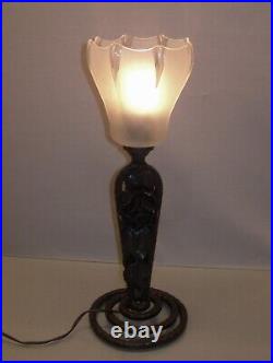 Art Nouveau Superbe petite lampe en fer forgé et tulipe en verre satiné 1915
