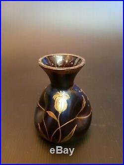Art Nouveau sublime Petit vase soliflore au décor de Fleurs, Verre Irisé