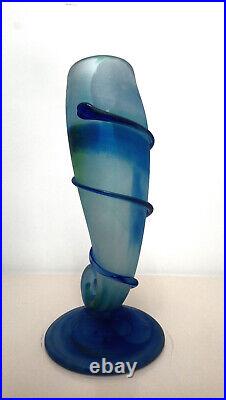 Art nouveau Un vase en pâte de verre polychrome