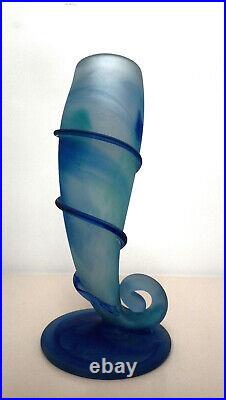 Art nouveau Un vase en pâte de verre polychrome