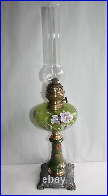 Belle lampe à pétrole époque Art Nouveau en verre émaillé