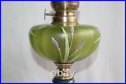 Belle lampe à pétrole époque Art Nouveau en verre émaillé