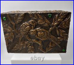Boîte époque Art Nouveau à décor repoussé d'oiseaux cabochons de verre Boîte époque Art Nouveau à décor repoussé d'oiseaux cabochons de verre