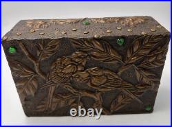 Boîte époque Art Nouveau à décor repoussé d'oiseaux cabochons de verre Boîte époque Art Nouveau à décor repoussé d'oiseaux cabochons de verre