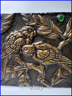 Boîte époque Art Nouveau à décor repoussé d'oiseaux cabochons de verre Boîte époque Art Nouveau à décor repoussé d'oiseaux cabochons de verre