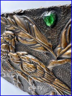 Boîte époque Art Nouveau à décor repoussé d'oiseaux cabochons de verre Boîte époque Art Nouveau à décor repoussé d'oiseaux cabochons de verre