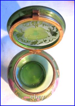 Bonbonnière Art Nouveau, verre vert et laiton émaillé LEGRAS Les Pavots roses Bonbonnière Art Nouveau, verre vert et laiton émaillé LEGRAS Les Pavots roses