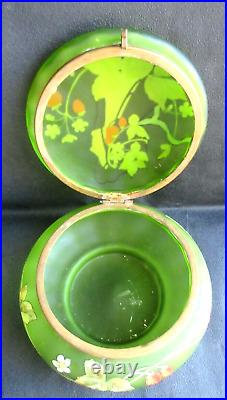 Bonbonnière, boite en verre vert Art Nouveau, émaillée d'une Femme et de Fraises