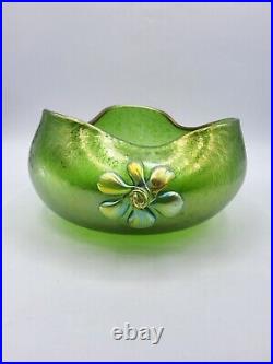 Coupe polylobée en verre soufflé coloré vert irisé de Loetz Art Nouveau