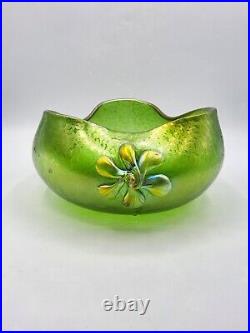 Coupe polylobée en verre soufflé coloré vert irisé de Loetz Art Nouveau