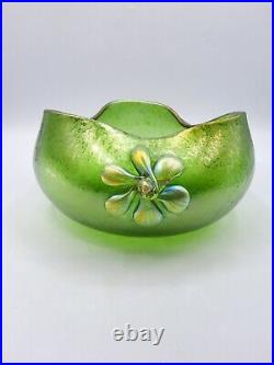 Coupe polylobée en verre soufflé coloré vert irisé de Loetz Art Nouveau