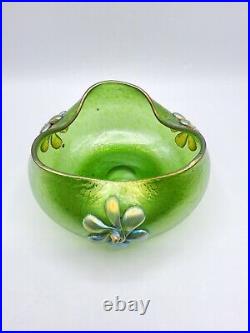 Coupe polylobée en verre soufflé coloré vert irisé de Loetz Art Nouveau