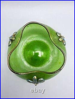 Coupe polylobée en verre soufflé coloré vert irisé de Loetz Art Nouveau