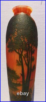 Daum Nancy art nouveau, vase en pâte de verre à décor de paysage lacustre, 1900
