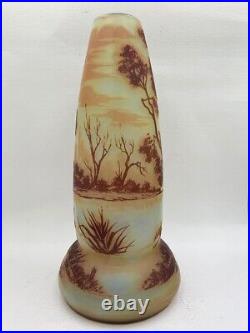 De Vez, vase à décor d'un paysage lacustre