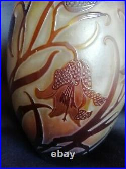 Gallé Vase ovoide en verre multicouche sombre dégagé à l'acide Art Nouveau