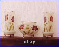 Garniture De Vases Et Coupe En Verre Opalescent A Decor Emaille De Fleurs
