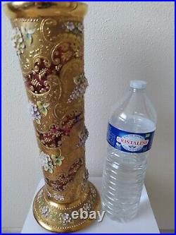 Grand vase cylindre, verre de Bohème, dorures et fleurs de porcelaine en TBE