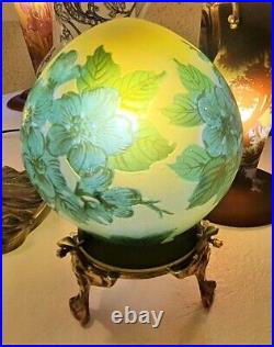 Lampe Art Nouveau en bronze, pâte de verre, modèle boule fleurs vertes