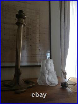 Lampe Art déco / Art nouveau en bronze. Tulipe en pâte de verre signée Dégué