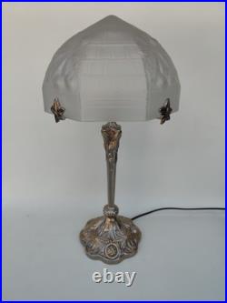 Lampe De Style Art Nouveau, En Bronze Et Verre Dépoli Lampe De Style Art Nouveau, En Bronze Et Verre Dépoli