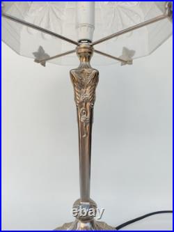 Lampe De Style Art Nouveau, En Bronze Et Verre Dépoli Lampe De Style Art Nouveau, En Bronze Et Verre Dépoli