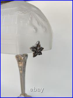 Lampe De Style Art Nouveau, En Bronze Et Verre Dépoli Lampe De Style Art Nouveau, En Bronze Et Verre Dépoli