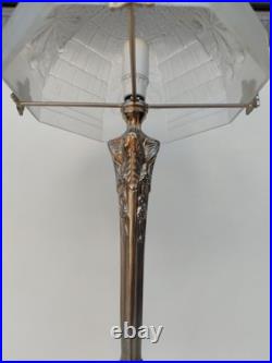 Lampe De Style Art Nouveau, En Bronze Et Verre Dépoli Lampe De Style Art Nouveau, En Bronze Et Verre Dépoli