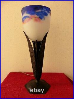 Lampe Tulipe Art-Nouveau pied fer forgé avec abat-jour pâte de verre DEGUÉ