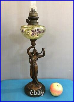 Lampe à pétrole ART NOUVEAU en régule patiné bronze et verre émaillé no cristal