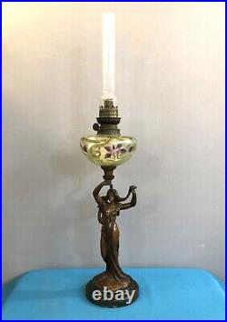 Lampe à pétrole ART NOUVEAU en régule patiné bronze et verre émaillé no cristal