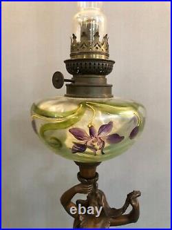 Lampe à pétrole ART NOUVEAU en régule patiné bronze et verre émaillé no cristal