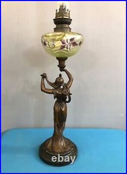 Lampe à pétrole ART NOUVEAU en régule patiné bronze et verre émaillé no cristal