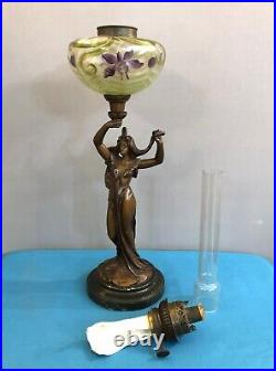 Lampe à pétrole ART NOUVEAU en régule patiné bronze et verre émaillé no cristal