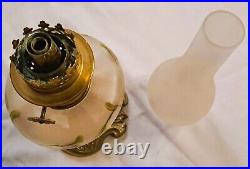 Lampe à pétrole en verre émaillé 1900 Art Nouveau à décor floral pied bronze