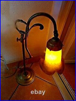 Lampe de bureau Art-Nouveau vintage en laiton-tulipe en pate de verre 3 tons