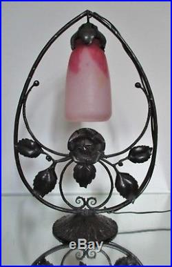 Lampe fer forgé aux roses tulipe pâte de verre DAUM Art Nouveau Déco Era Muller
