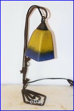 Lampe fer forgé et tulipe pâte de verre art déco