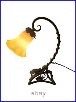Lampe pied Col de Cygne en fer forgé avec abat-jour en pâte de verre SCHNEIDER