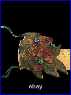 Long collier sautoir design collection ancien Art Nouveau Cerise Pate De Verre