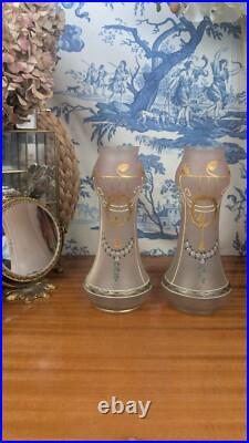Paire de Vases Art Nouveau en Verre Émaillé Peint à la Main de la fin du XIXème Paire de Vases Art Nouveau en Verre Émaillé Peint à la Main de la fin du XIXème
