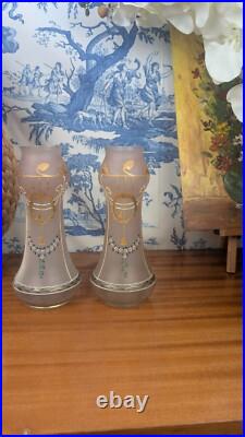 Paire de Vases Art Nouveau en Verre Émaillé Peint à la Main de la fin du XIXème Paire de Vases Art Nouveau en Verre Émaillé Peint à la Main de la fin du XIXème