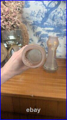 Paire de Vases Art Nouveau en Verre Émaillé Peint à la Main de la fin du XIXème Paire de Vases Art Nouveau en Verre Émaillé Peint à la Main de la fin du XIXème